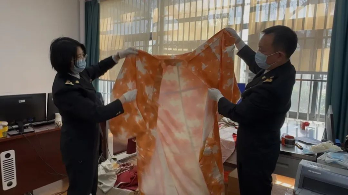 金陵海关在进境邮件中查获的旧和服。