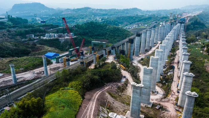 成达万高铁左线福寿跨渝万城际特大桥建设现场。图源：西南铁路