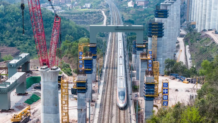 成达万高铁左线福寿跨渝万城际特大桥建设现场。图源：西南铁路