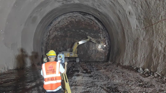 掌子面开挖放样。田江鑫 摄