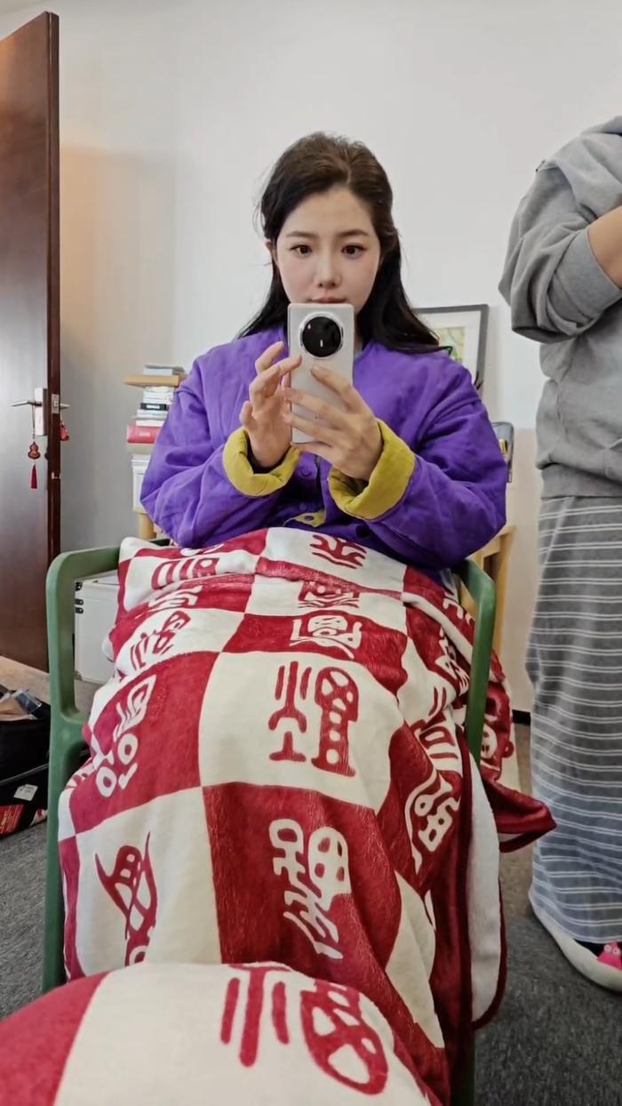 整的像坐月子一样 没办法 屋里和外边俩温度 中式衣服➕百福被 绝了