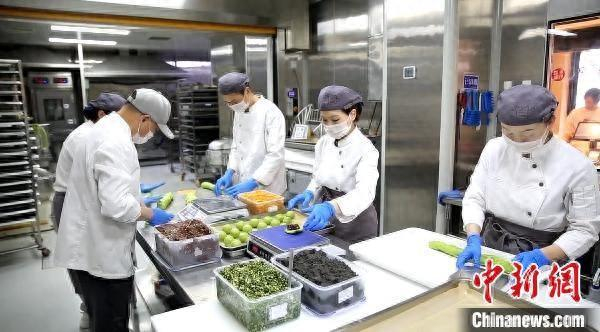工厂店的工作人员正在制作青团。张践 摄