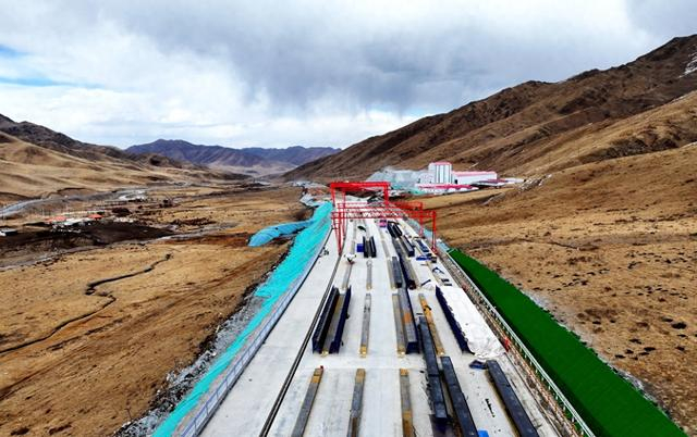 图为中交一公局五公司承建G1816HS4标梁场