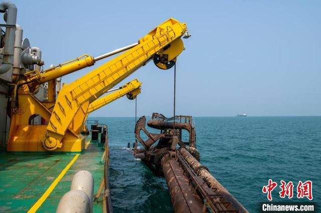 “浚海5”的耙开始下水作业。翟李强 摄