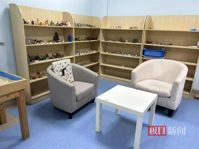 3岁确诊孤独症男孩能背200多个电话号码，两年康复训练后，已开启幼儿园生活
