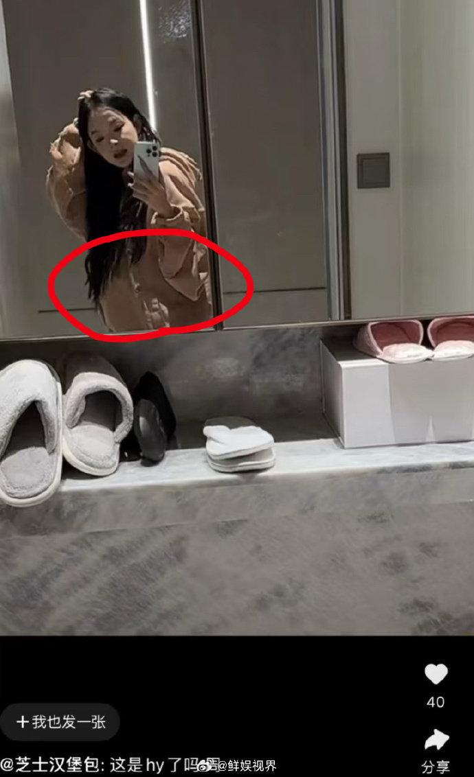 直播时手总护着小腹，这波操作是挡肉还是挡娃？在线蹲个实锤！