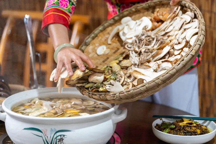 △ 野生菌火锅。图片来源：新华社