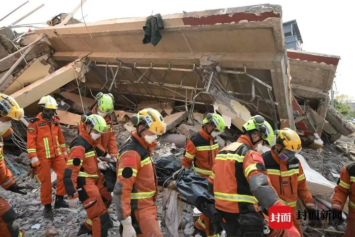香港救援队在win star酒店搜寻到一具遗体（陈羽啸摄影）