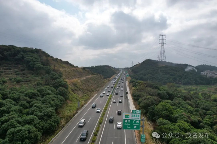 清明节前，包茂高速沿线路面通行有序
