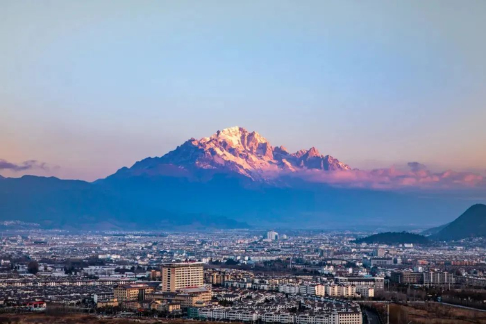 △玉龙雪山日照金山 。图片来源：新华社