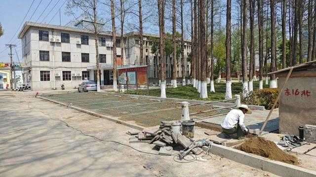 县委大院内，正在建设一批新的停车位。澎湃新闻记者 罗振宇 图