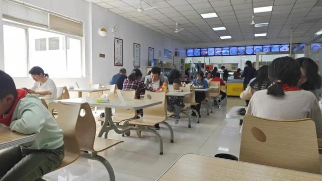 机关食堂内，不时能看到佩戴红领巾的学生在吃饭。澎湃新闻记者 罗振宇 图