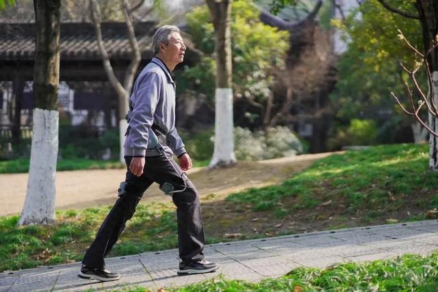 这次“秒空”的外骨骼助行器。图源：潮新闻 