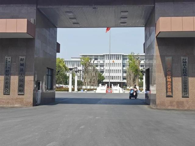 舒城县委大院仍对外开放，市民可自由进出。澎湃新闻记者 罗振宇 图