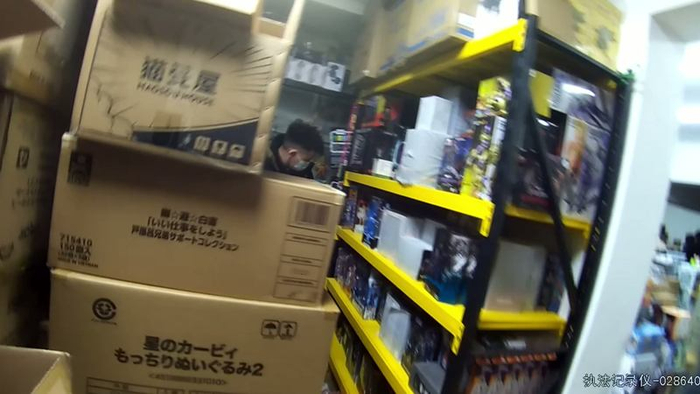 警方打击侵权团伙位于上海的仓库。上海静安警方供图