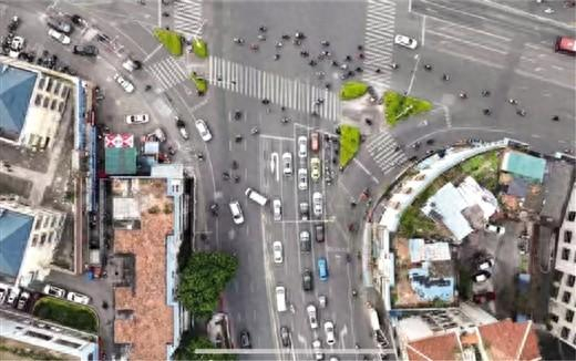 北大新阳路口优化后，交通秩序井然有序。 交警供图