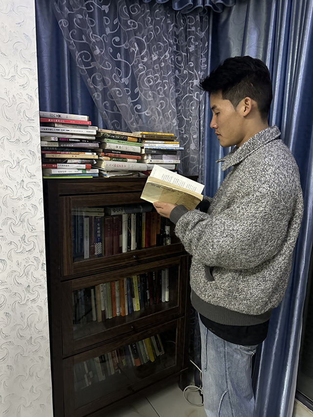 温从文说，他喜欢从书中提取人生经验。澎湃新闻记者 陈绪厚 图