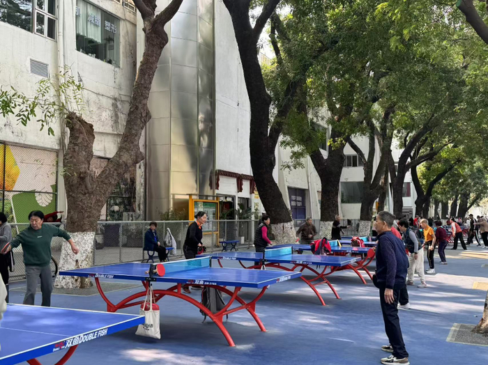 （市民在广州天河体育中心打乒乓球）