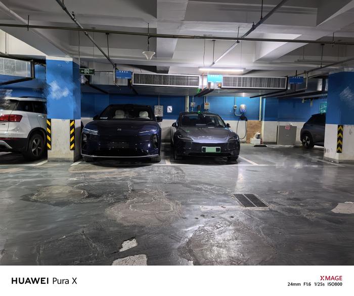 给你们感受一下 ET9 有多大 旁边是焕新 Model 3，跟玩具似的
