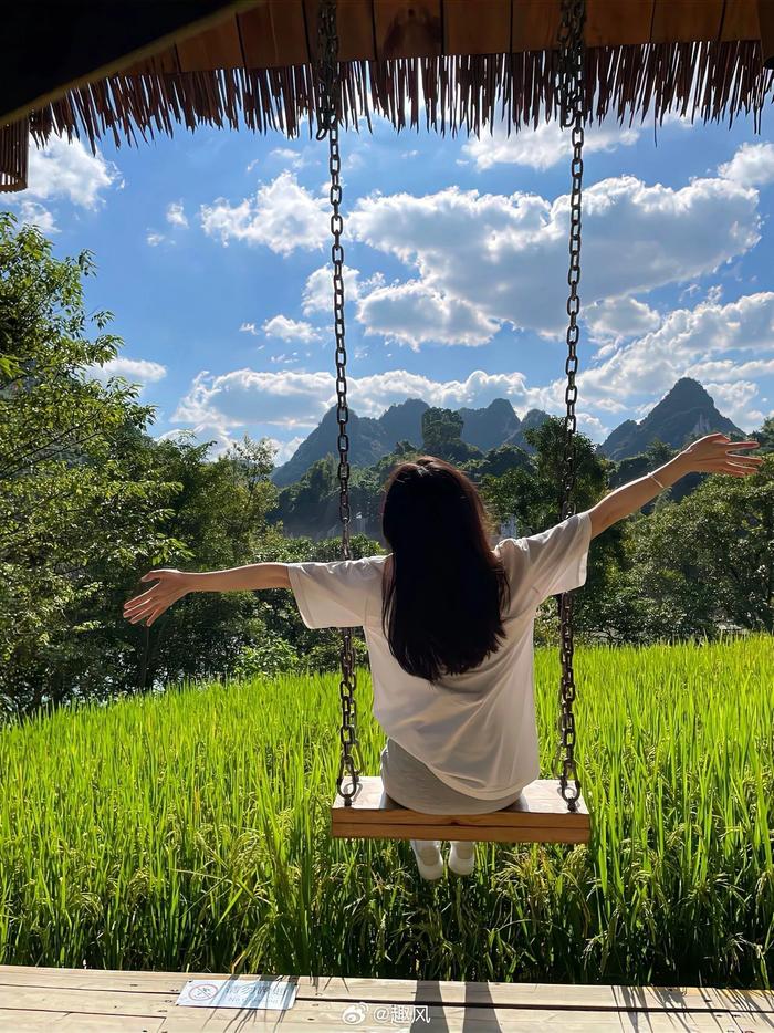 时光如溪，静水深流 年少时总爱追逐浪花，后来才懂得…