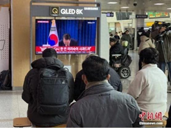尹锡悦被罢免有民众敲锣打鼓庆祝