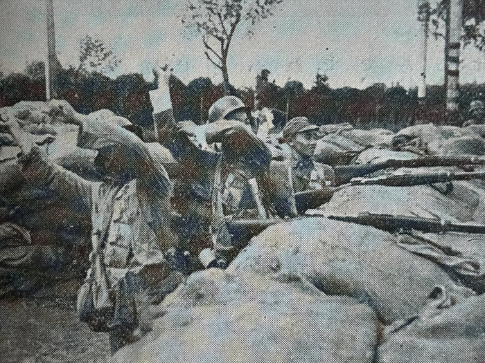 投掷手榴弹的中国士兵
