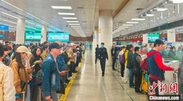 4月4日，民警在福田口岸出境大厅快捷通道区域维护旅客通关秩序。 黄俊生 摄