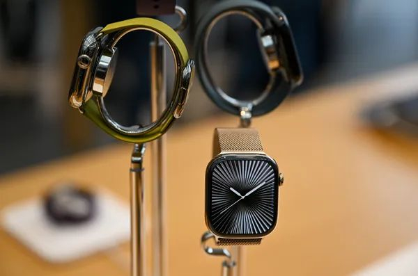 苹果专卖店展示着Apple Watch系列10&nbsp;IC photo