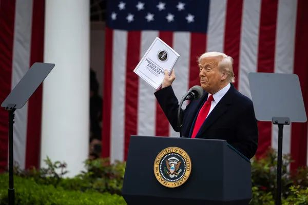 当地时间4月2日，美国白宫，特朗普手持一份关于外贸壁垒的报告发表讲话。视觉中国