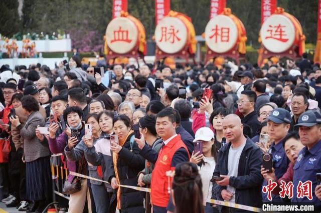 古槐移民后裔齐聚一堂，共祭先祖，赓续根祖情怀。胡旭栋 摄 