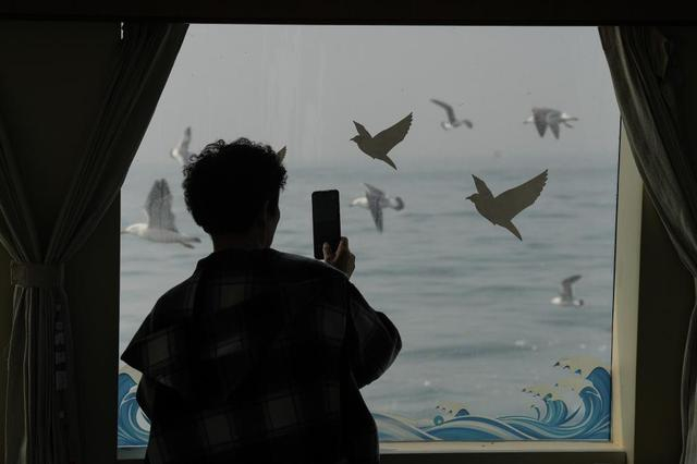 送别逝者的家属在海葬仪式中。新华社记者 潘昱龙 摄