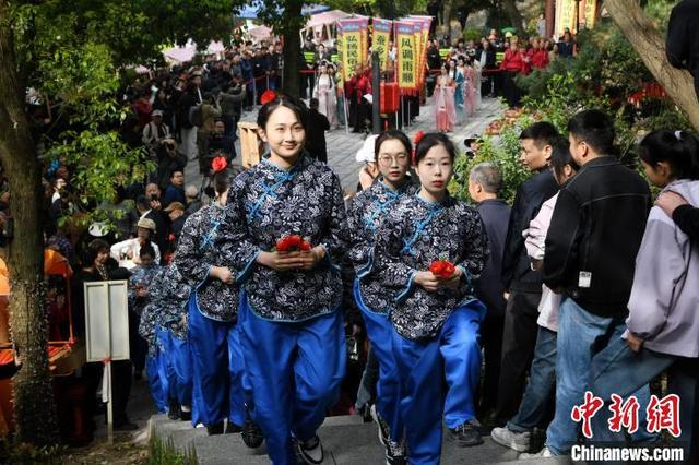 四月四日，浙江南浔 “轧蚕花”习俗现场。沈勇强 摄