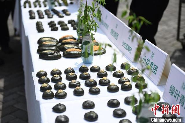 资料图：各式各样的青团。 陈超 摄