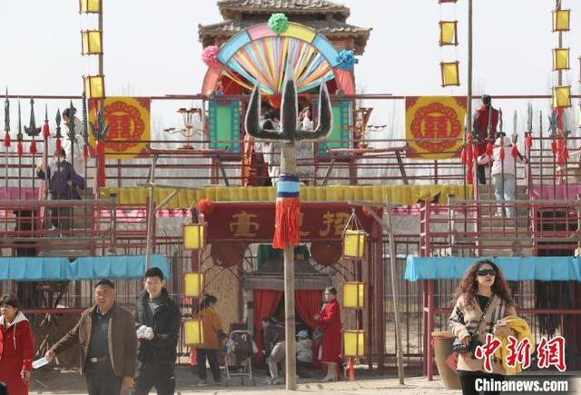 4月4日，游客在位于宁夏银川市的镇北堡西部影城内赏景游玩。当日是清明假期的第一天，景区内游人如织。中新社记者 于晶 摄