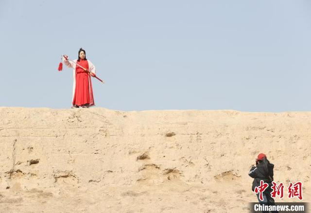 4月4日，游客在位于宁夏银川市的镇北堡西部影城内赏景游玩。当日是清明假期的第一天，景区内游人如织。中新社记者 于晶 摄