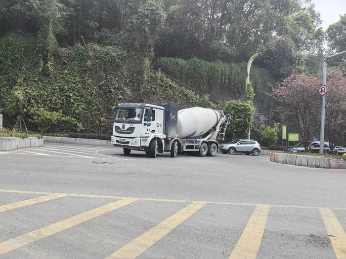 事发地的掉头车道。