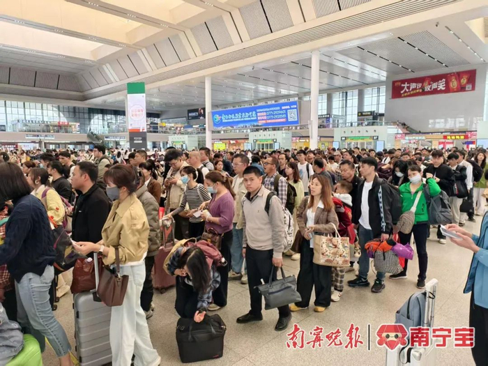4日上午，南宁东站迎来客流出行高峰。