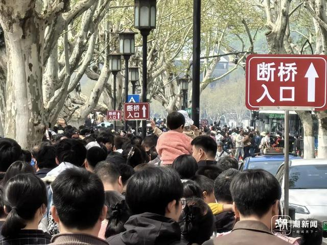 通往断桥的路上，已经是人挤人。施雄风/摄