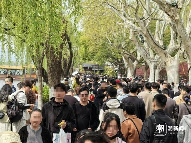 西湖边北山街上的游客。施雄风/摄