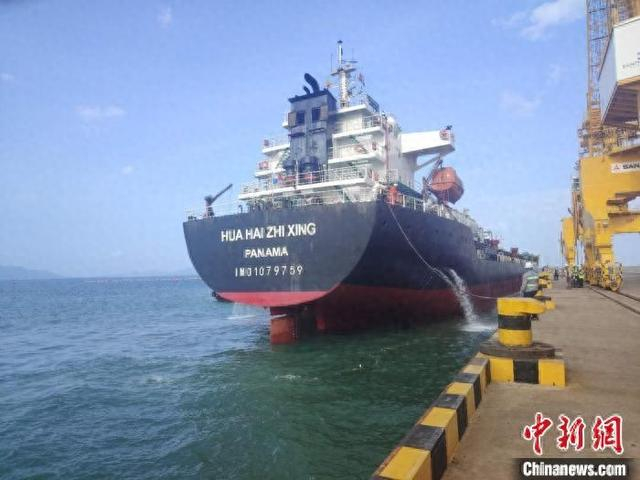 当地时间4月4日，“华海之星”轮顺利抵达柬埔寨贡布港。郝志民 摄