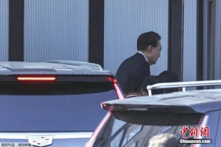 当地时间1月15日，据韩联社报道，韩国公调处称，尹锡悦被逮捕。图为尹锡悦抵达公调处。
