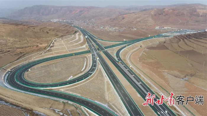 卓合高速俯瞰图。（甘南州融媒体中心供图）