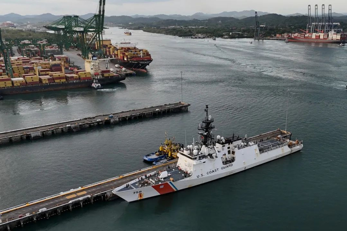 ▲3月13日，一艘美国海岸警卫队船只停靠在巴拿马运河的一处海军基地。（美联社）
