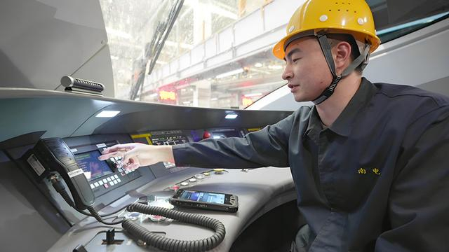 南京电务段工作人员检查复兴号动车组车载设备。 童杰 图
