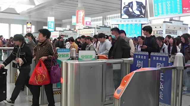 旅客在合肥南站有序检票进站。 李正源 图