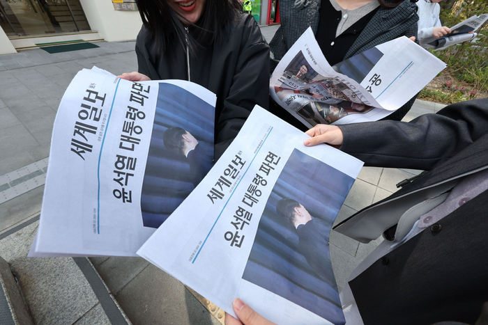 当地时间2025年4月4日，韩国首尔，韩国报纸头版报道总统尹锡悦被罢免。图/IC photo