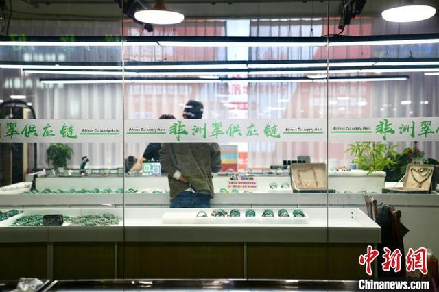 在瑞丽市样样好电商基地中的非洲翠商家。 中新网记者 刘冉阳 摄