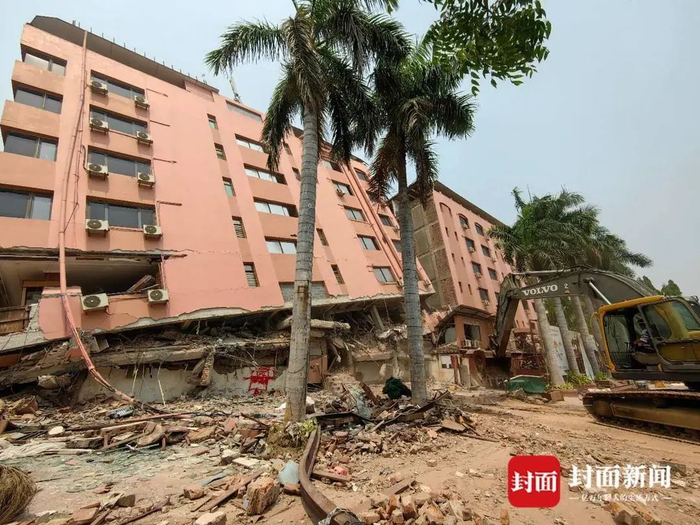 长城酒店，中国蓝天救援队和俄罗斯救援队轮流换班，不停歇作业。石伟摄影