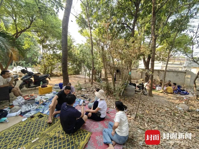 Sky villa 外小树林里等待的华人家属。石伟摄影