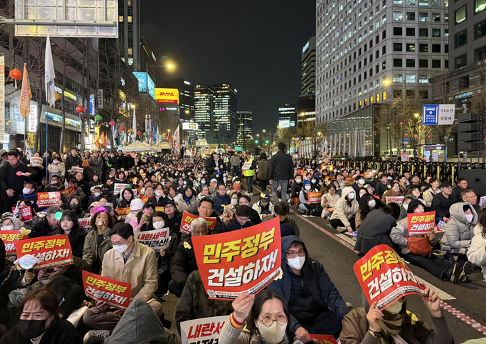 当地时间2025年4月4日晚，韩国民众在首尔地铁市厅站附近举行集会，庆祝尹锡悦弹劾案通过。图/IC photo 